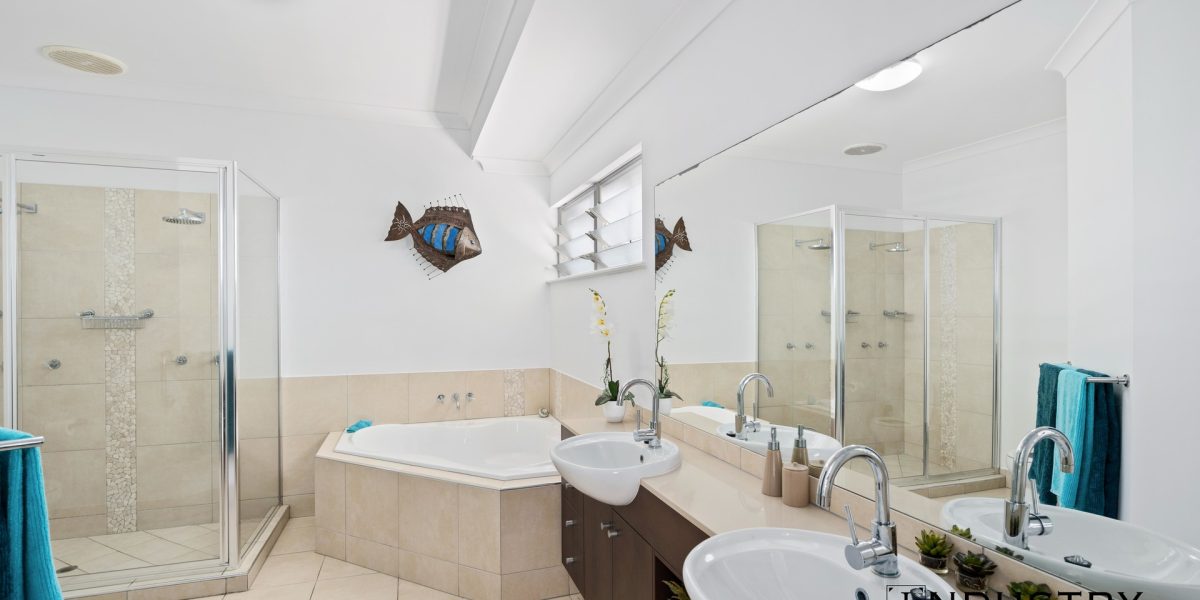 2 Lagoon Drive, Trinity Beach, QLD 4879 AUS