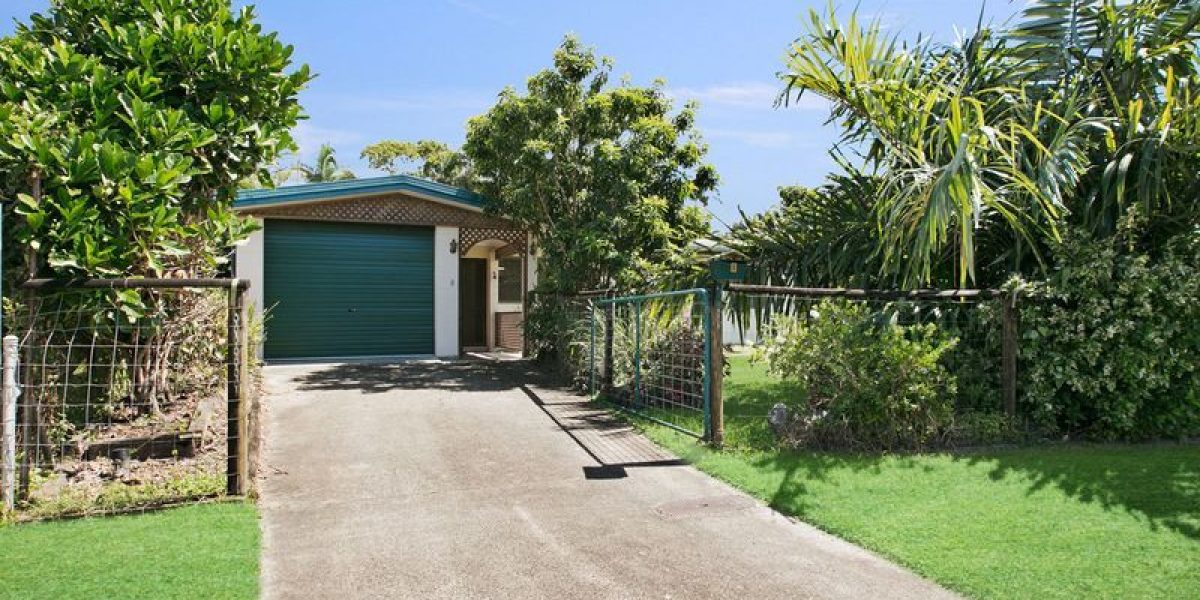 8 Greenfield Close, Mooroobool, QLD 4870 AUS