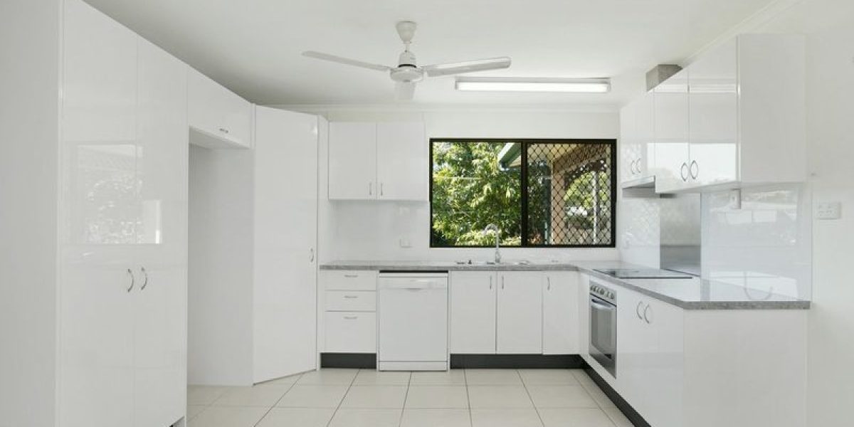8 Greenfield Close, Mooroobool, QLD 4870 AUS