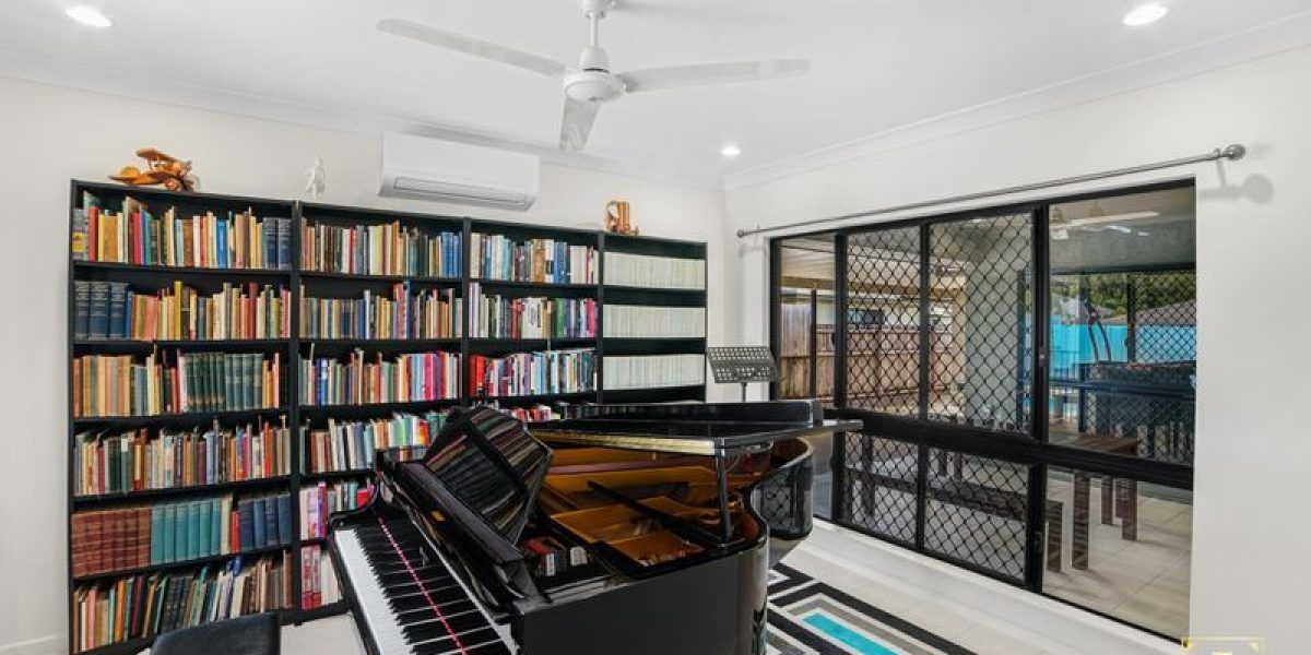 10 Como Close, Kewarra Beach, QLD 4879 AUS