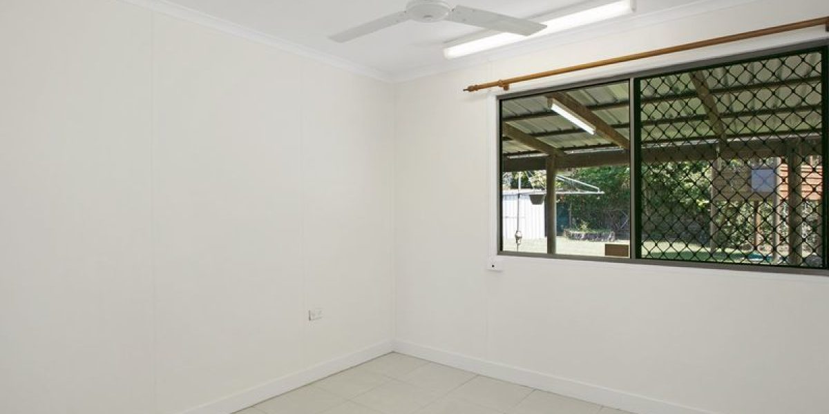 8 Greenfield Close, Mooroobool, QLD 4870 AUS