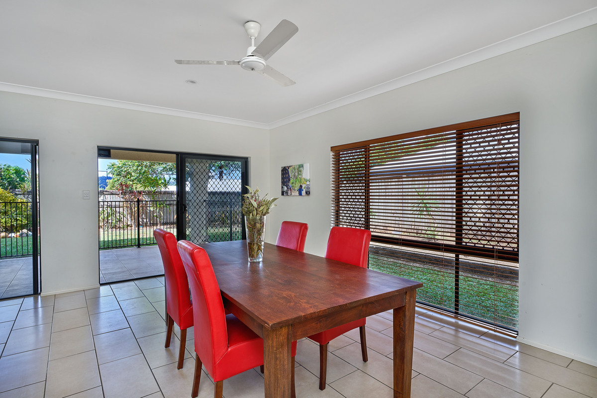 64 Tyrconnell Close, Redlynch, QLD 4870 AUS