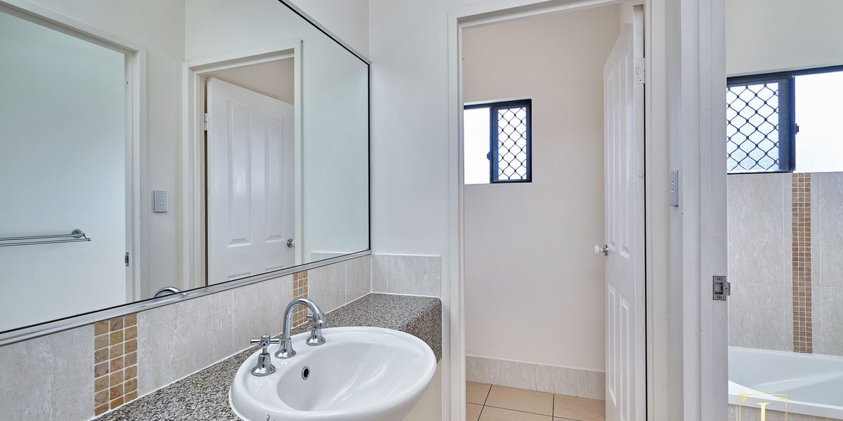 1 Celtis Close, Redlynch, QLD 4870 AUS