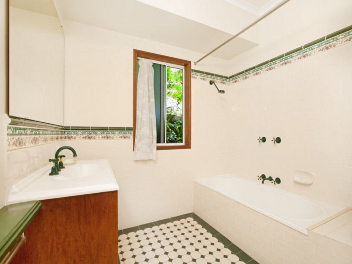 4 Flora Close, CLIFTON BEACH, QLD 4879 AUS