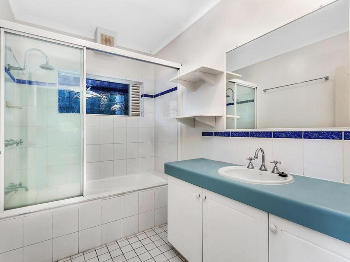 32 Callum Street, MOOROOBOOL, QLD 4870 AUS