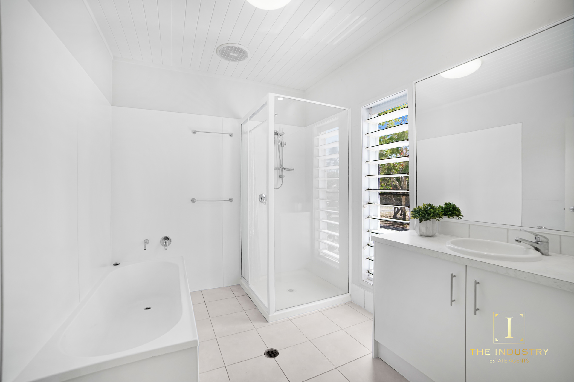 20 Poinsettia Street, Holloways Beach, QLD 4878 AUS