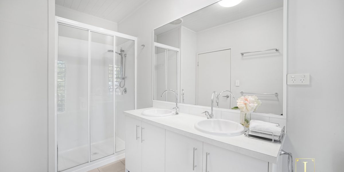 20 Poinsettia Street, Holloways Beach, QLD 4878 AUS