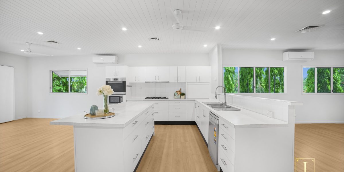 20 Poinsettia Street, Holloways Beach, QLD 4878 AUS