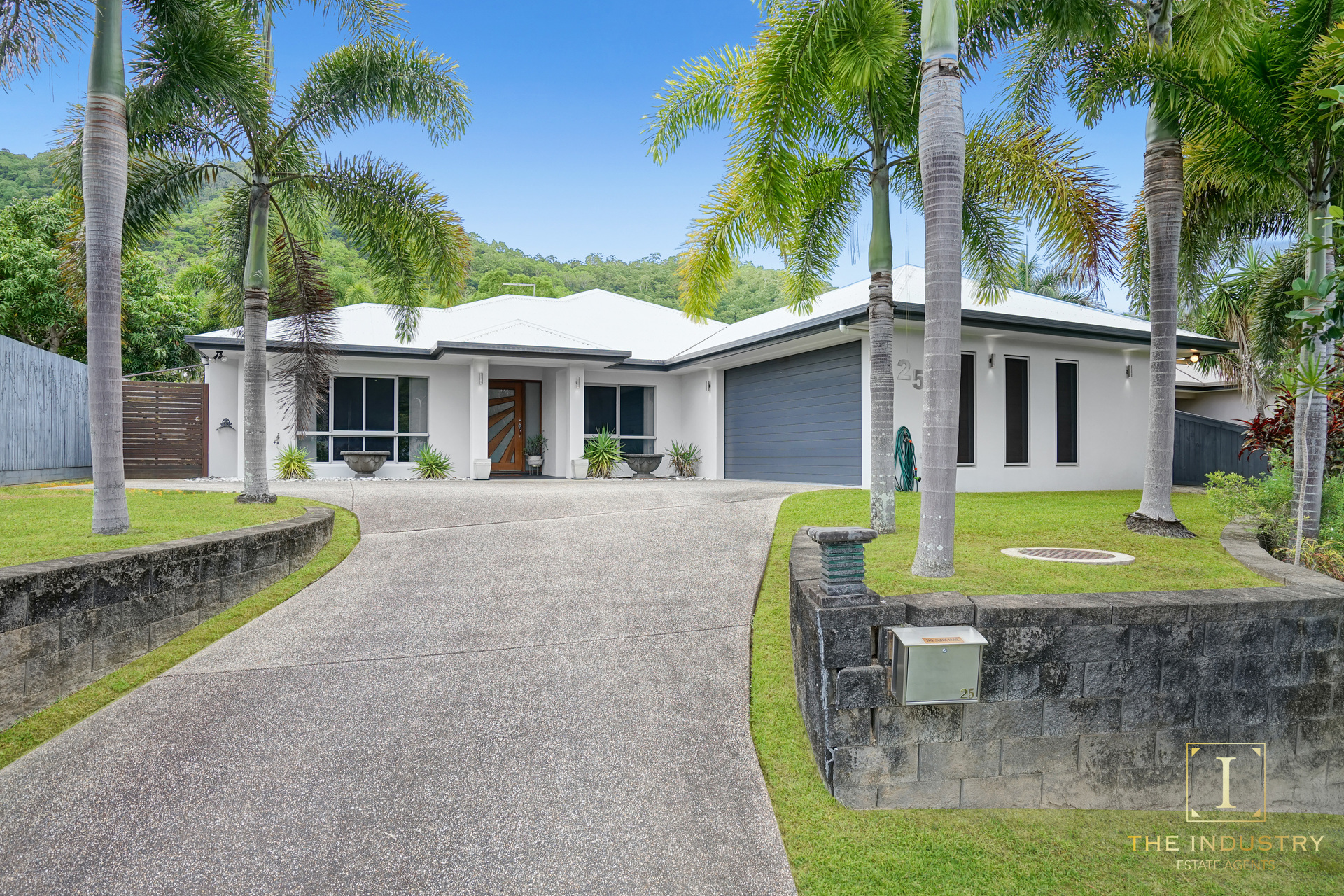 25 Rainbow Street, Kanimbla, QLD 4870 AUS