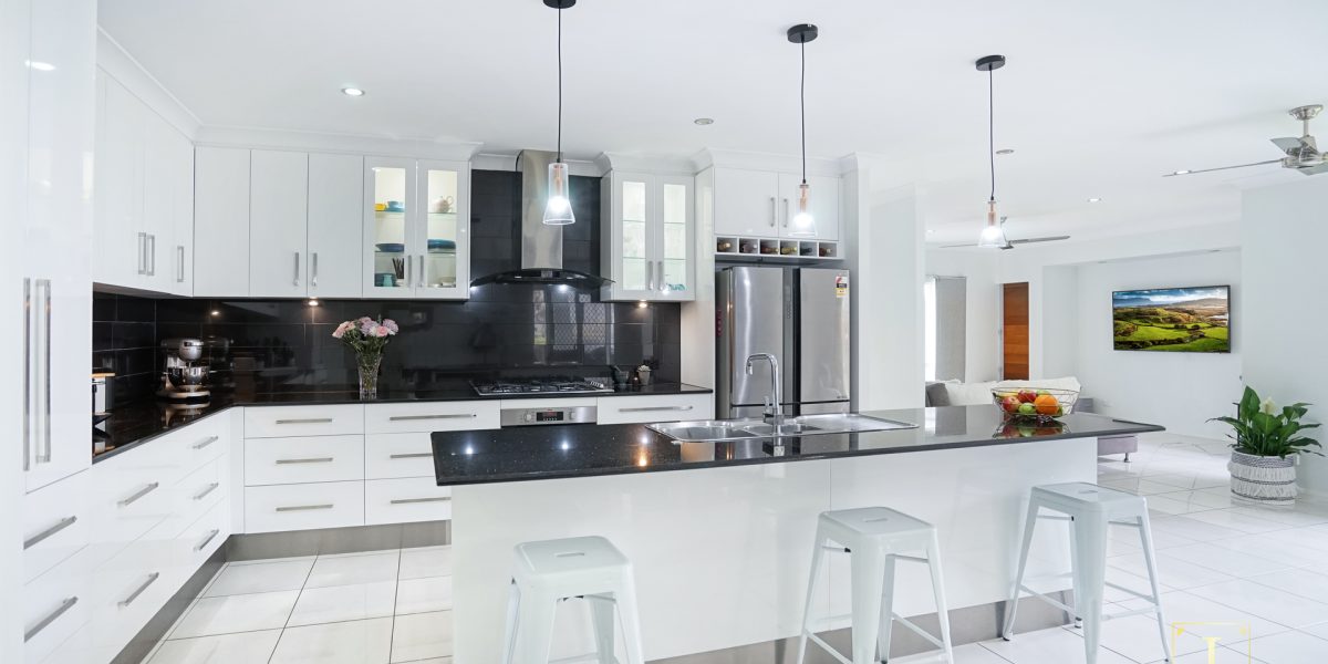 25 Rainbow Street, Kanimbla, QLD 4870 AUS