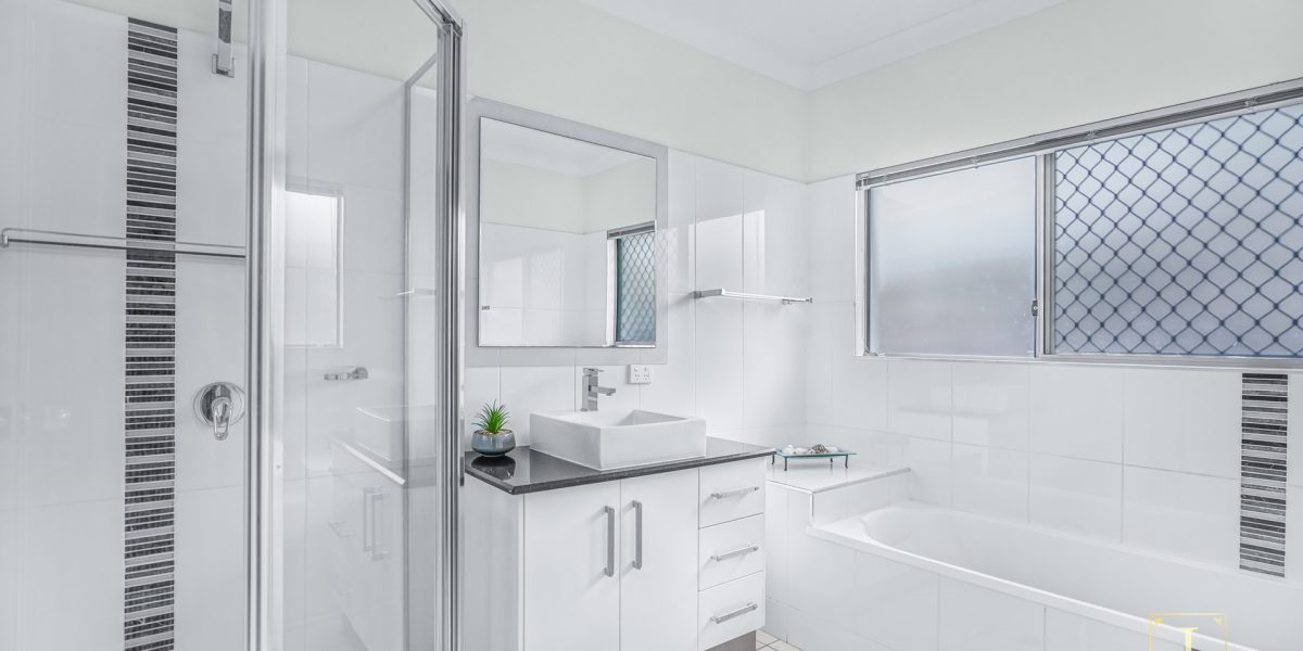 25 Rainbow Street, Kanimbla, QLD 4870 AUS