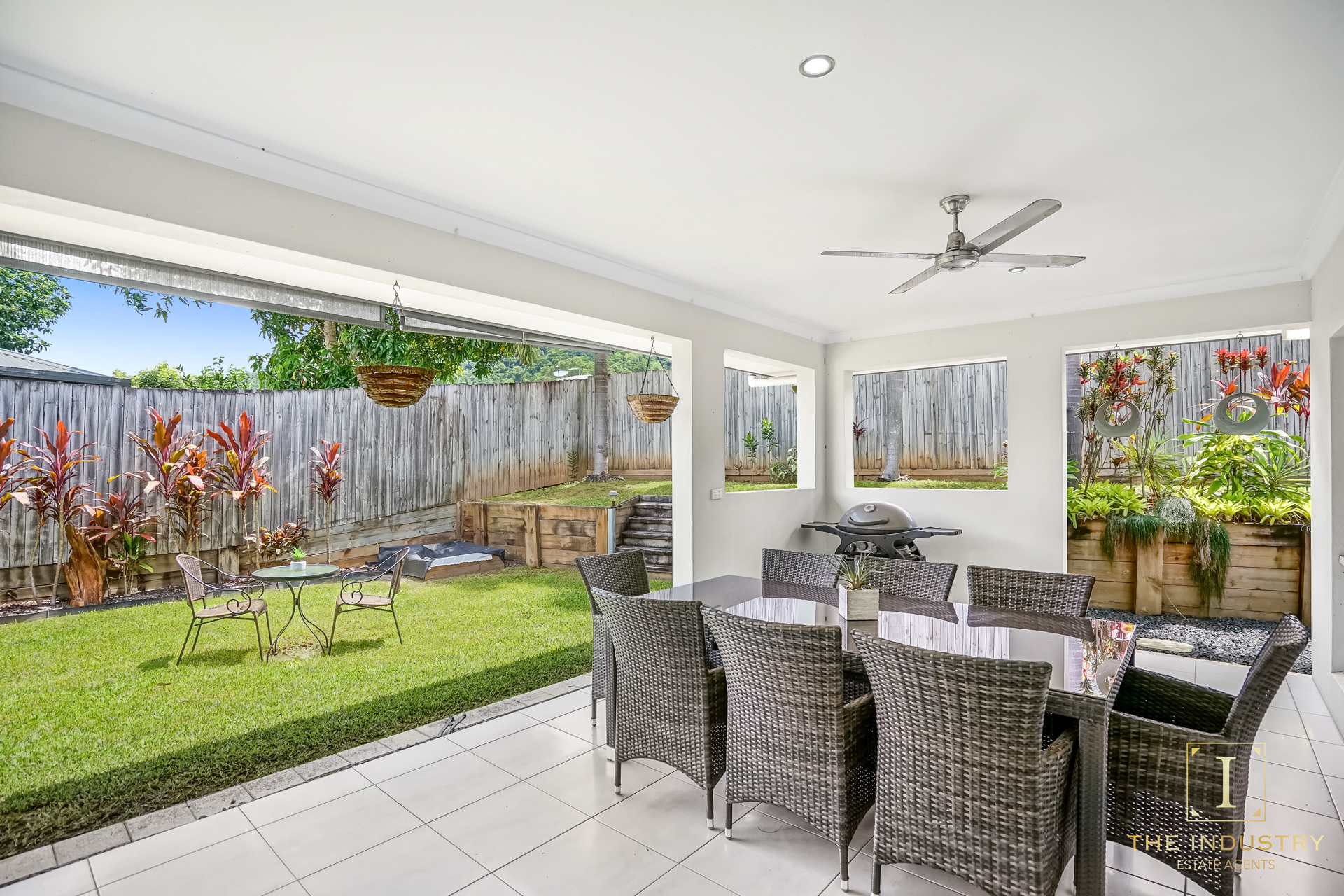 25 Rainbow Street, Kanimbla, QLD 4870 AUS