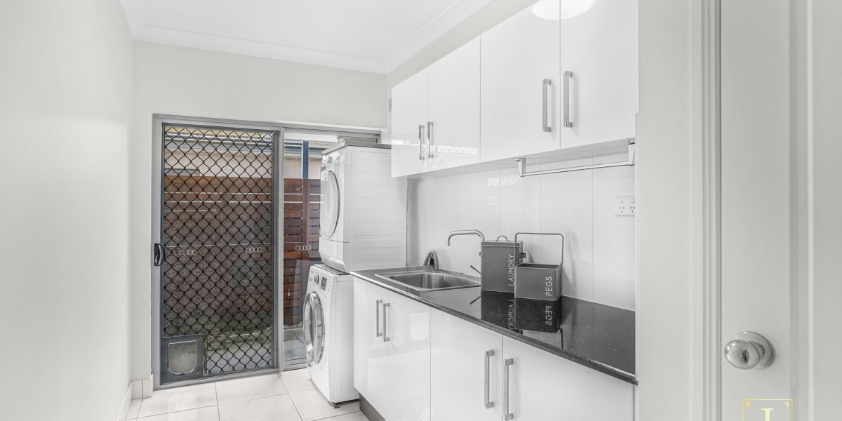 25 Rainbow Street, Kanimbla, QLD 4870 AUS