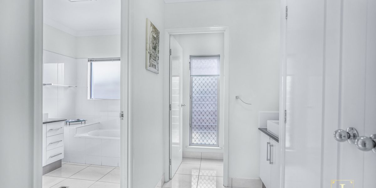 25 Rainbow Street, Kanimbla, QLD 4870 AUS