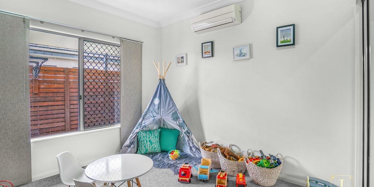 25 Rainbow Street, Kanimbla, QLD 4870 AUS