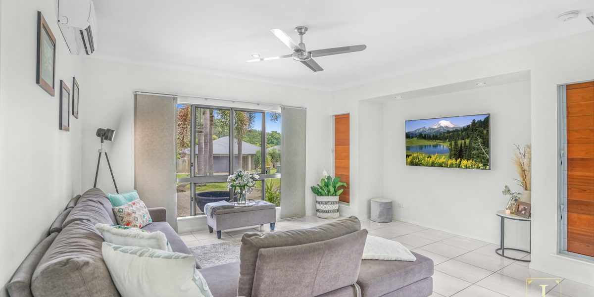 25 Rainbow Street, Kanimbla, QLD 4870 AUS