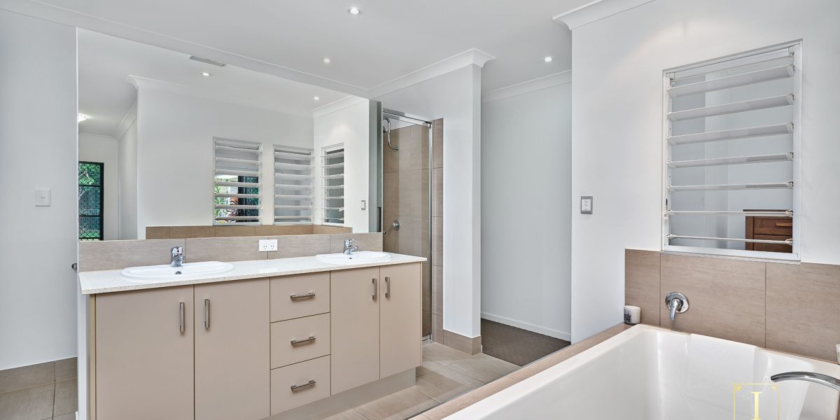 24 Greenvale Close, Smithfield, QLD 4878 AUS