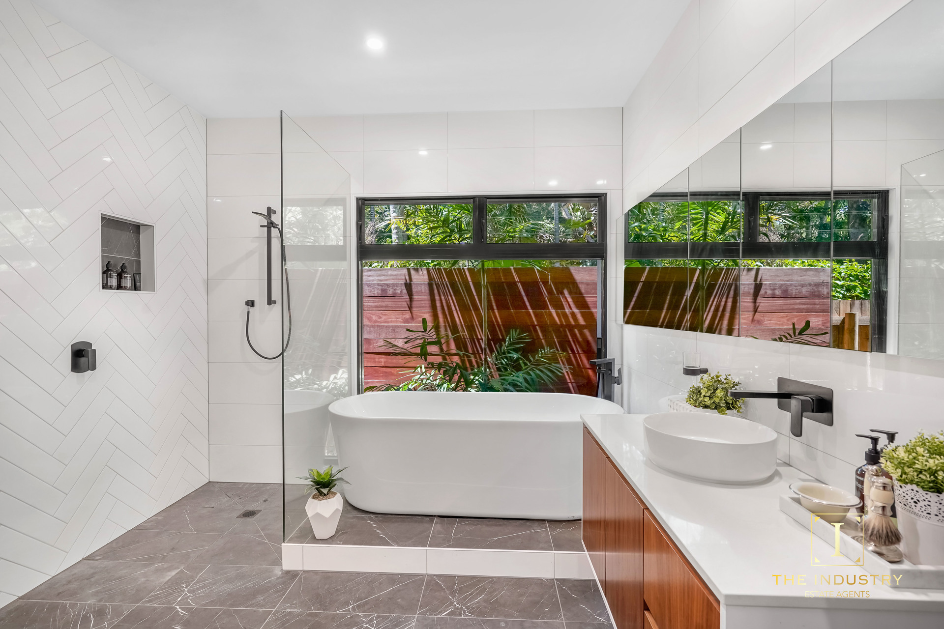 47B Arlington Esplanade, Clifton Beach, QLD 4879 AUS