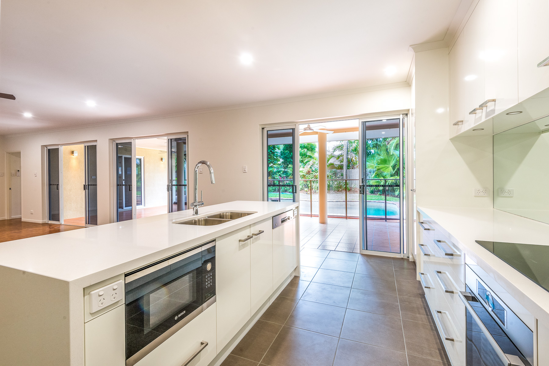 14 Thais Street, Palm Cove, QLD 4879 AUS