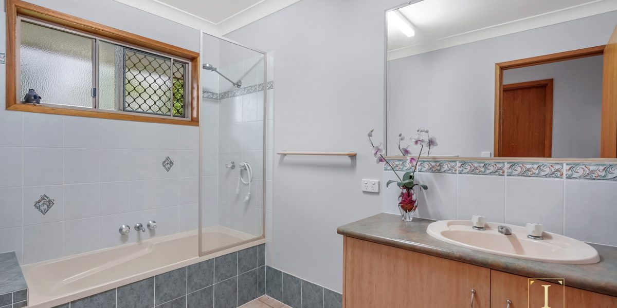 9 Heritage Street, Redlynch, QLD 4870 AUS