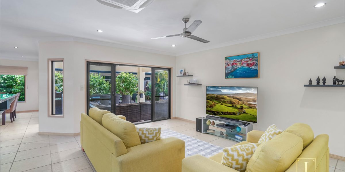 33 Lagoon Drive, Trinity Beach, QLD 4879 AUS