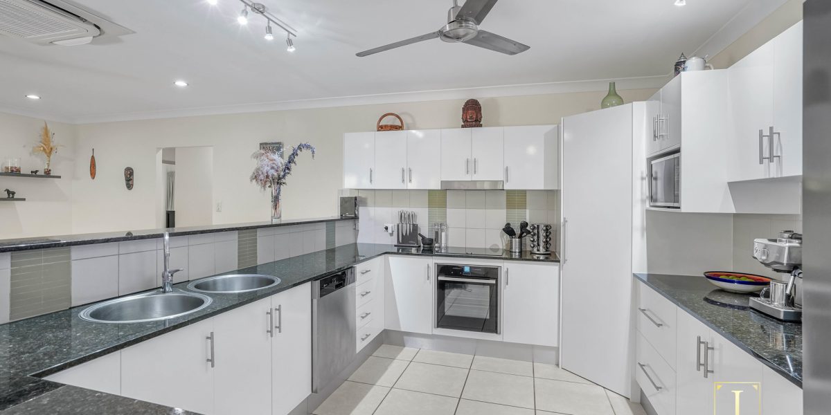 33 Lagoon Drive, Trinity Beach, QLD 4879 AUS