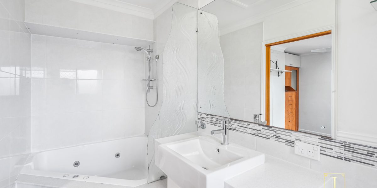 25 West Parkridge Drive, Brinsmead, QLD 4870 AUS