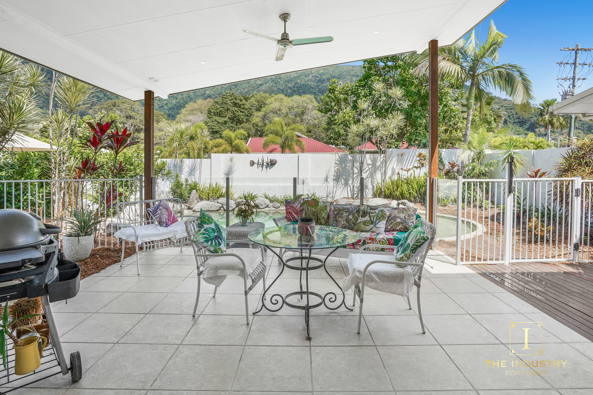 1 Latania Close, Palm Cove, QLD 4879 AUS