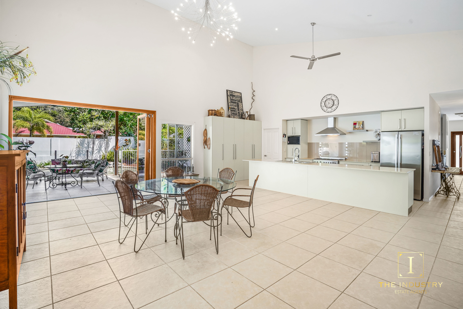 1 Latania Close, Palm Cove, QLD 4879 AUS