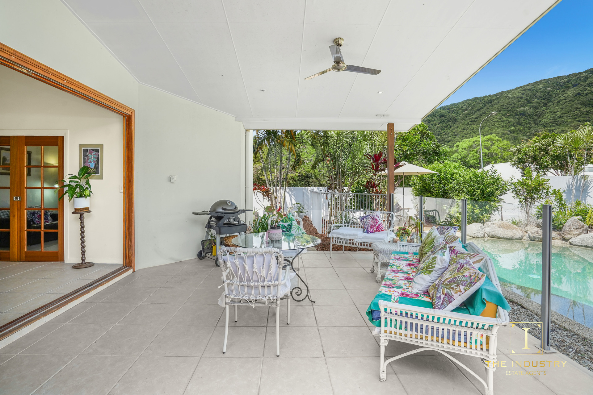 1 Latania Close, Palm Cove, QLD 4879 AUS