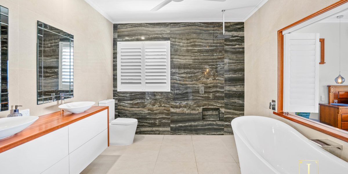 16 Coconut Street, Holloways Beach, QLD 4878 AUS