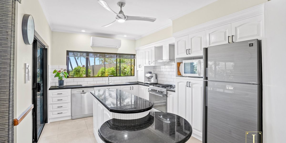16 Coconut Street, Holloways Beach, QLD 4878 AUS