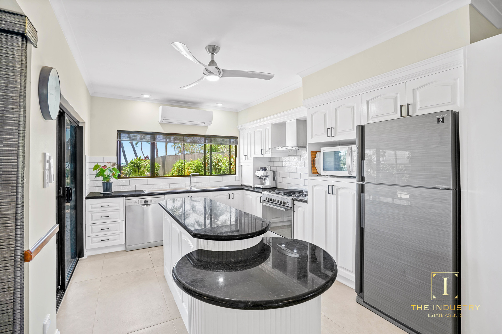 16 Coconut Street, Holloways Beach, QLD 4878 AUS