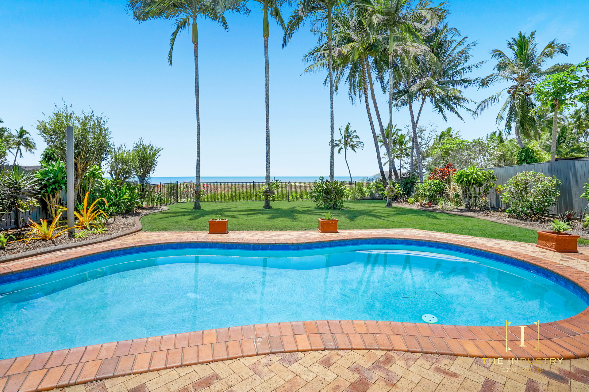 16 Coconut Street, Holloways Beach, QLD 4878 AUS