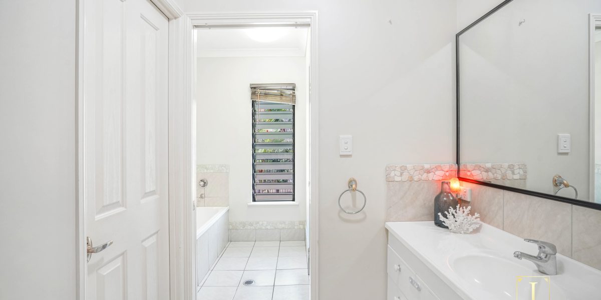 11 Orana Street, Caravonica, QLD 4878 AUS