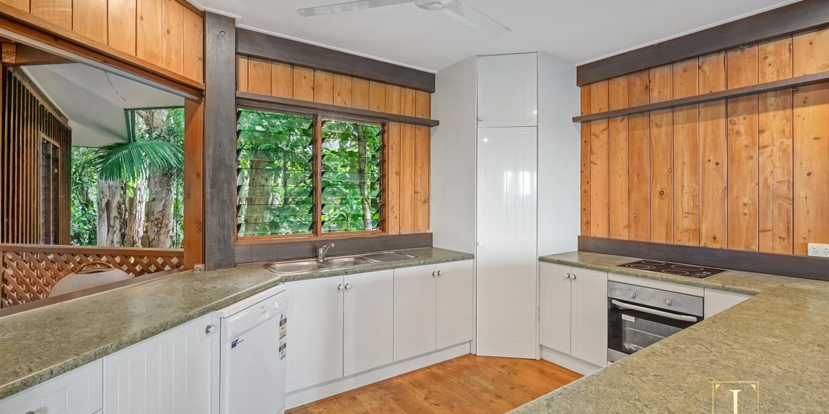 33 Arlington Esplanade, Clifton Beach, QLD 4879 AUS