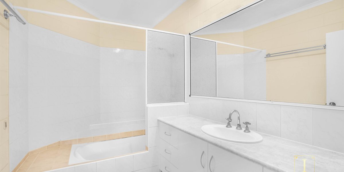 195 Robert Road, Bentley Park, QLD 4869 AUS