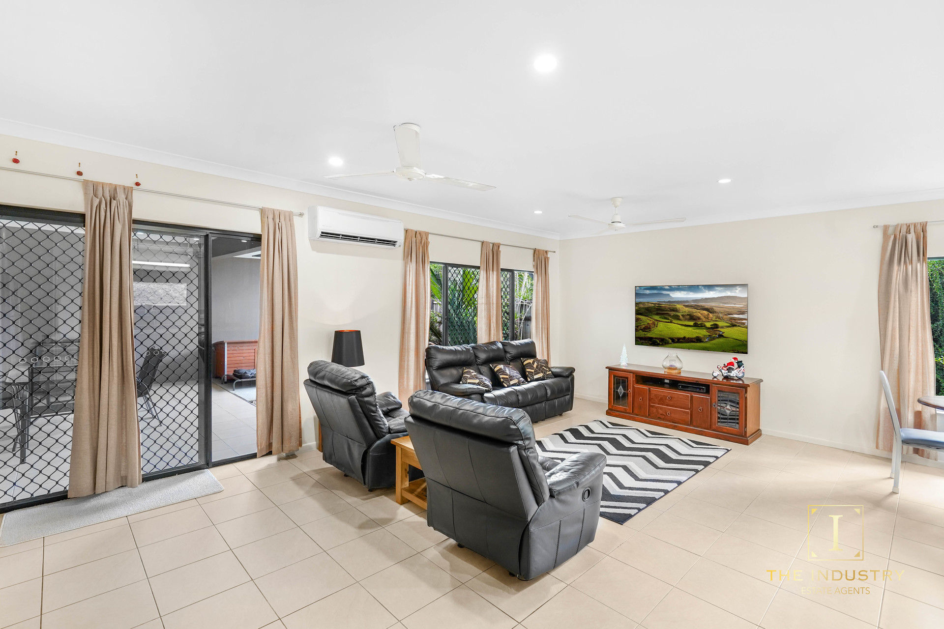 27 Bundey Street, Bentley Park, QLD 4869 AUS