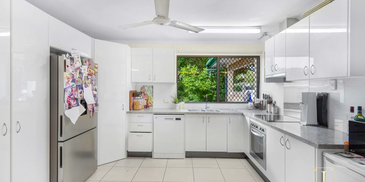 8 Greenfield Close, Mooroobool, QLD 4870 AUS