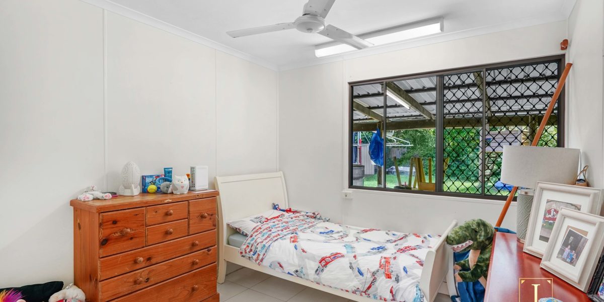 8 Greenfield Close, Mooroobool, QLD 4870 AUS