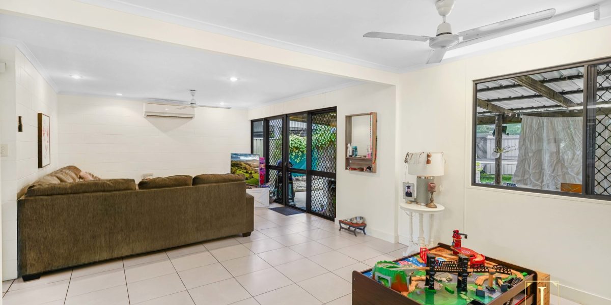 8 Greenfield Close, Mooroobool, QLD 4870 AUS