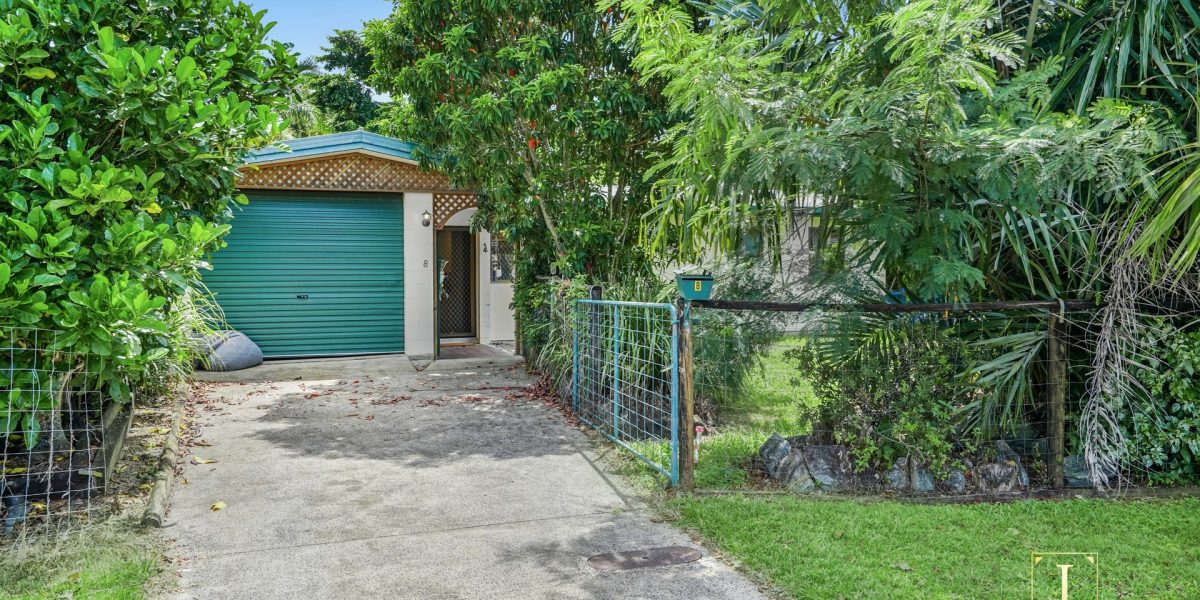 8 Greenfield Close, Mooroobool, QLD 4870 AUS
