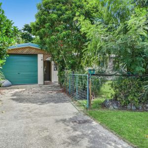8 Greenfield Close, Mooroobool, QLD 4870 AUS