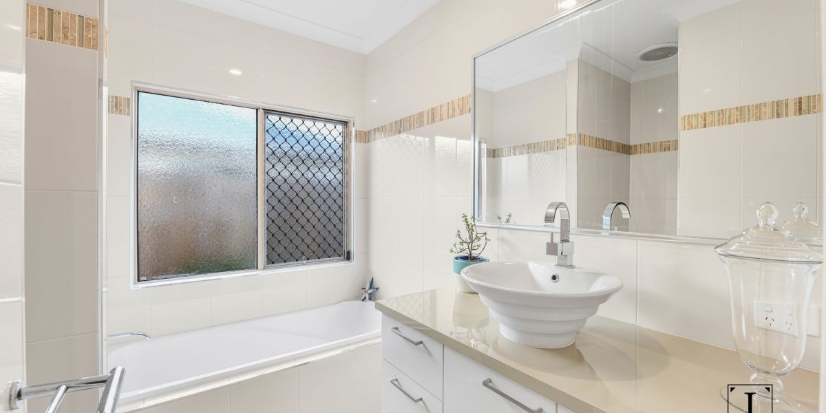 8 Norwood Crescent, Trinity Park, QLD 4879 AUS