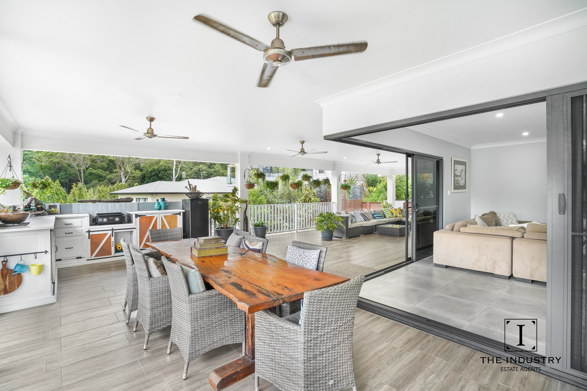 14 Megalong Close, Smithfield, QLD 4878 AUS