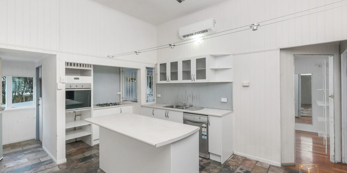 7 Collinson Street, Westcourt, QLD 4870 AUS