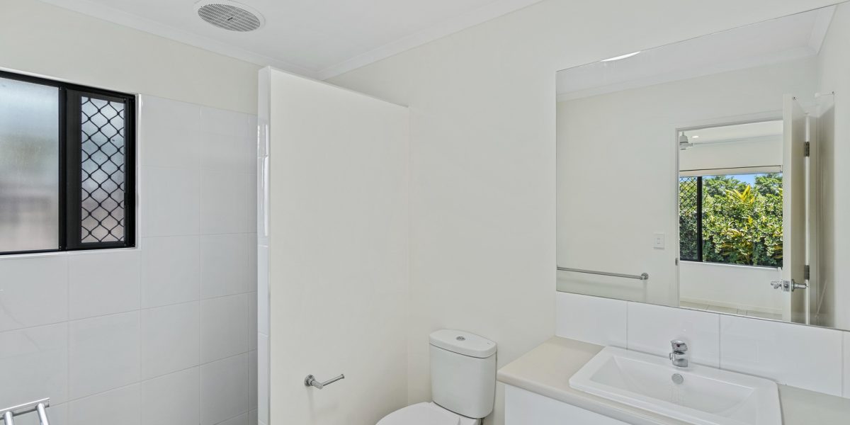 8 Azure Court, Bentley Park, QLD 4869 AUS