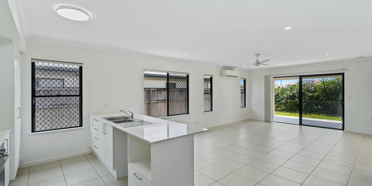 8 Azure Court, Bentley Park, QLD 4869 AUS