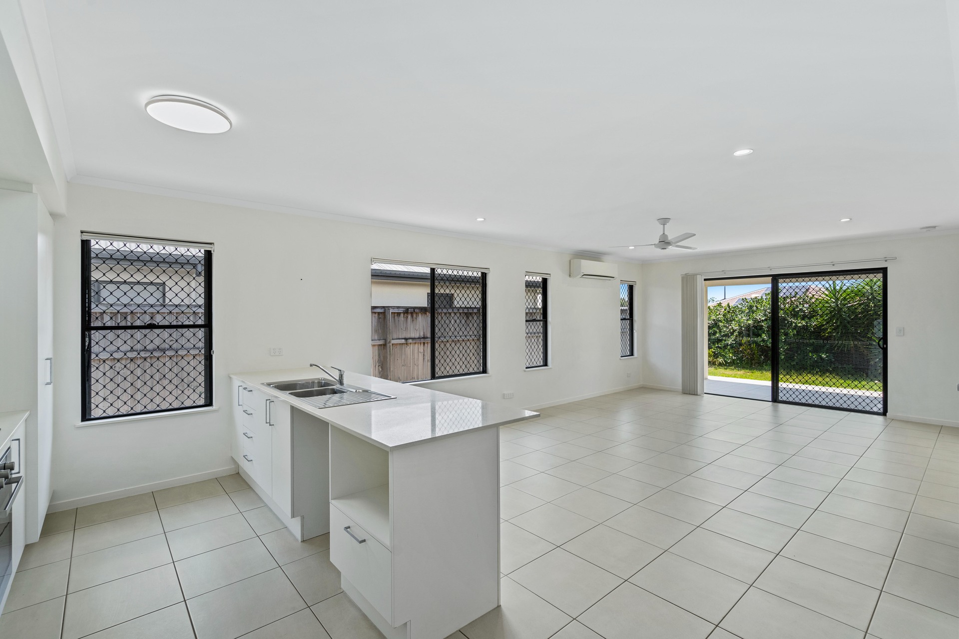 8 Azure Court, Bentley Park, QLD 4869 AUS