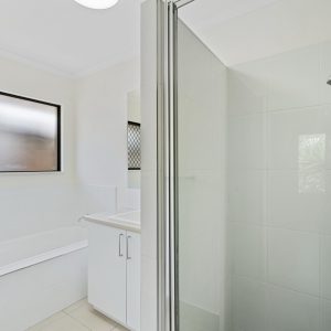 8 Azure Court, Bentley Park, QLD 4869 AUS